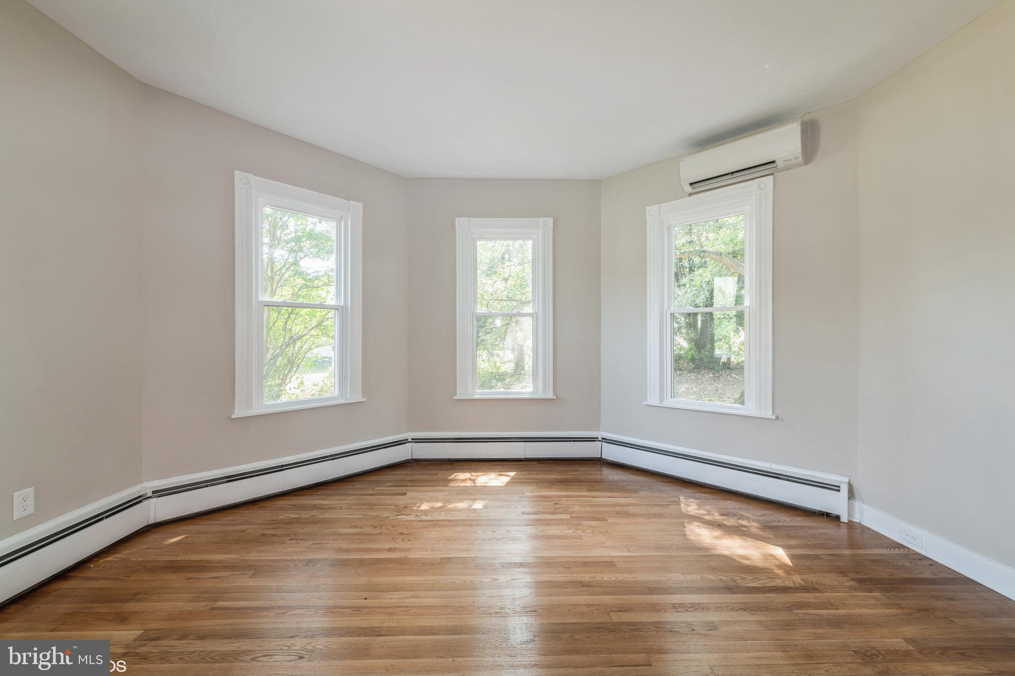 308 South Main Street Hurlock, MD 21643 - Photo 9 of 26 Living Room