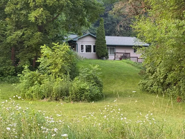 $294,500 | E590 Mundsack Road, Genoa, WI 54632