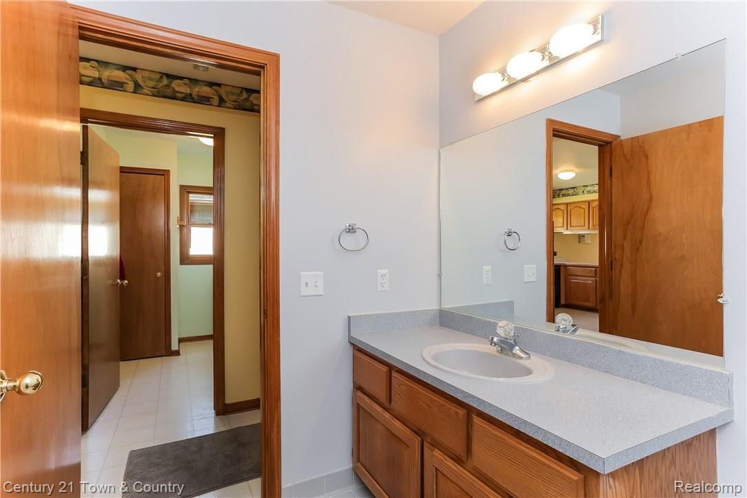 961 River Mist Drive Rochester, MI 48307 - Photo 37 of 56 037-Bathroom-3907896-large.jpg