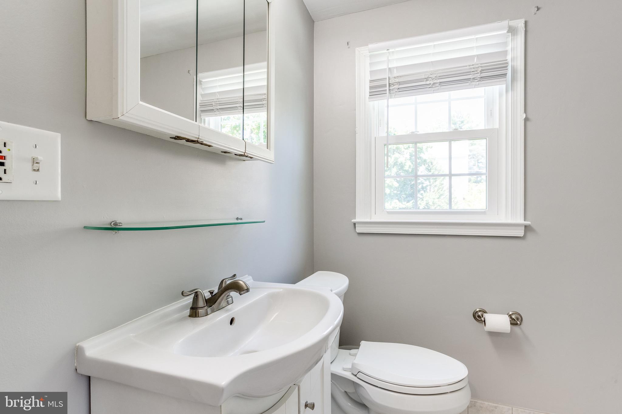6312 Lagrange Lane Baltimore, MD 21212 - Photo 21 of 35 Full bath upper level.