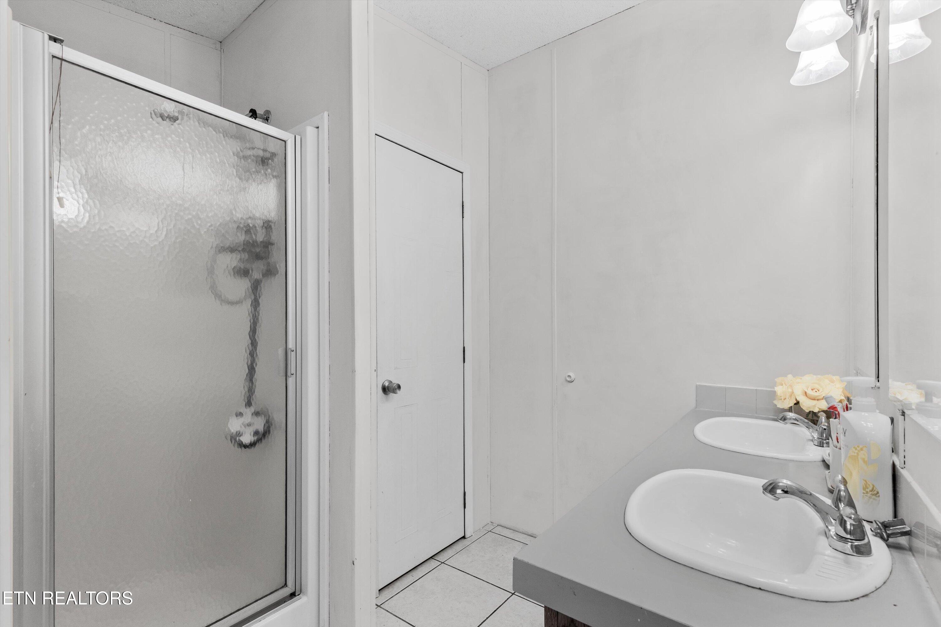 928 Walker Road Maryville, TN 37801 - Photo 19 of 33 Primary Bathroom