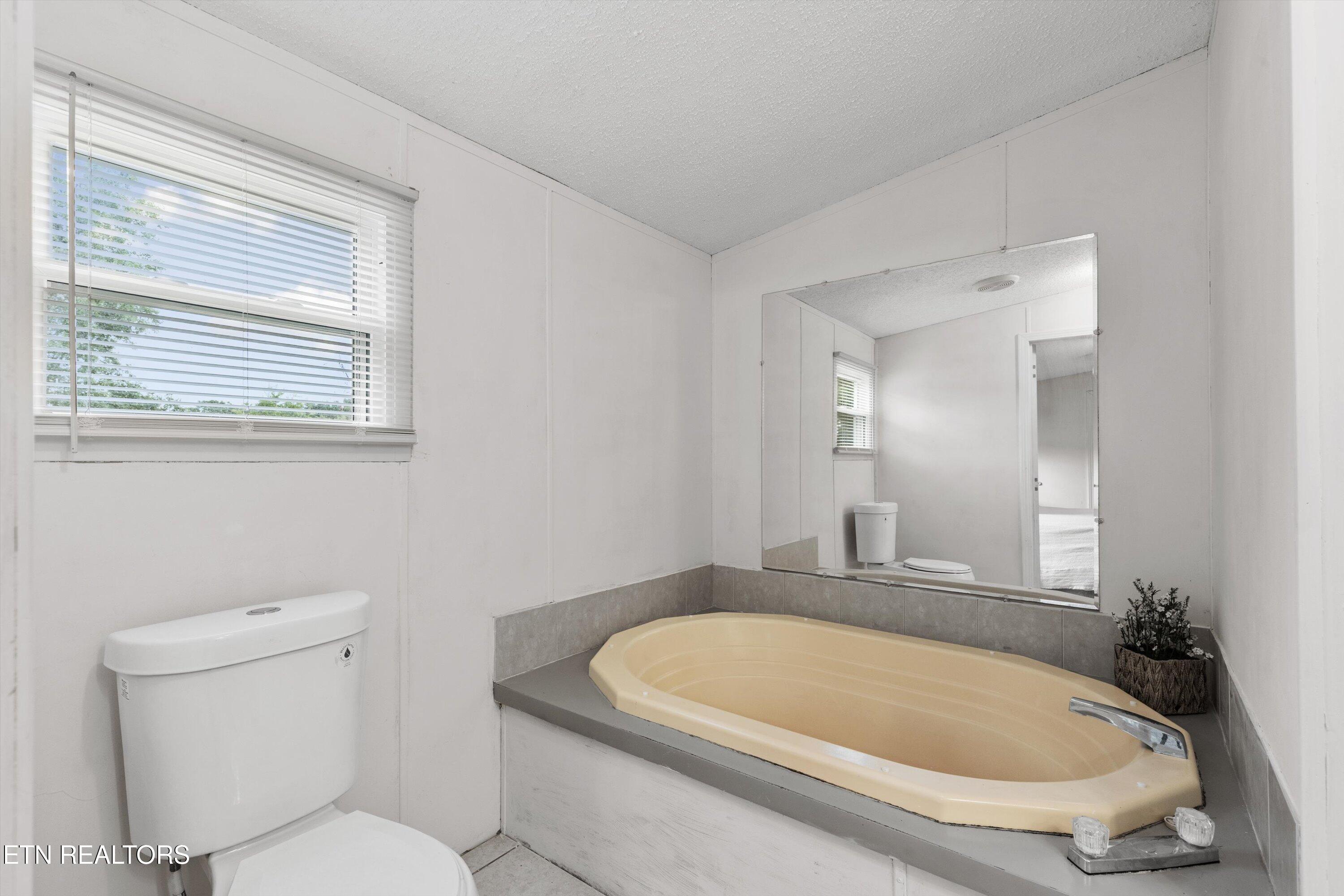 928 Walker Road Maryville, TN 37801 - Photo 20 of 33 Primary Bathroom