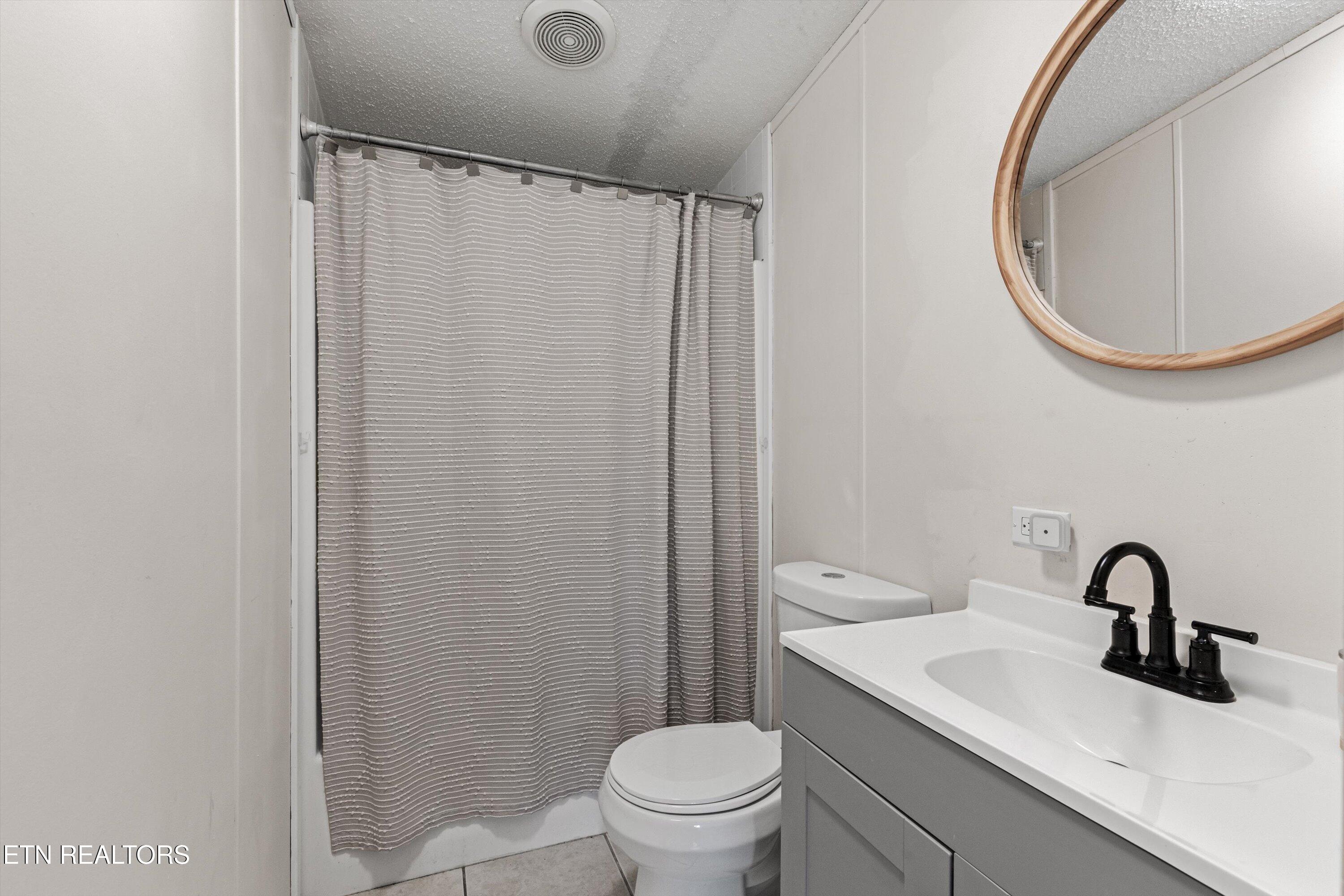 928 Walker Road Maryville, TN 37801 - Photo 23 of 33 Full Bathroom