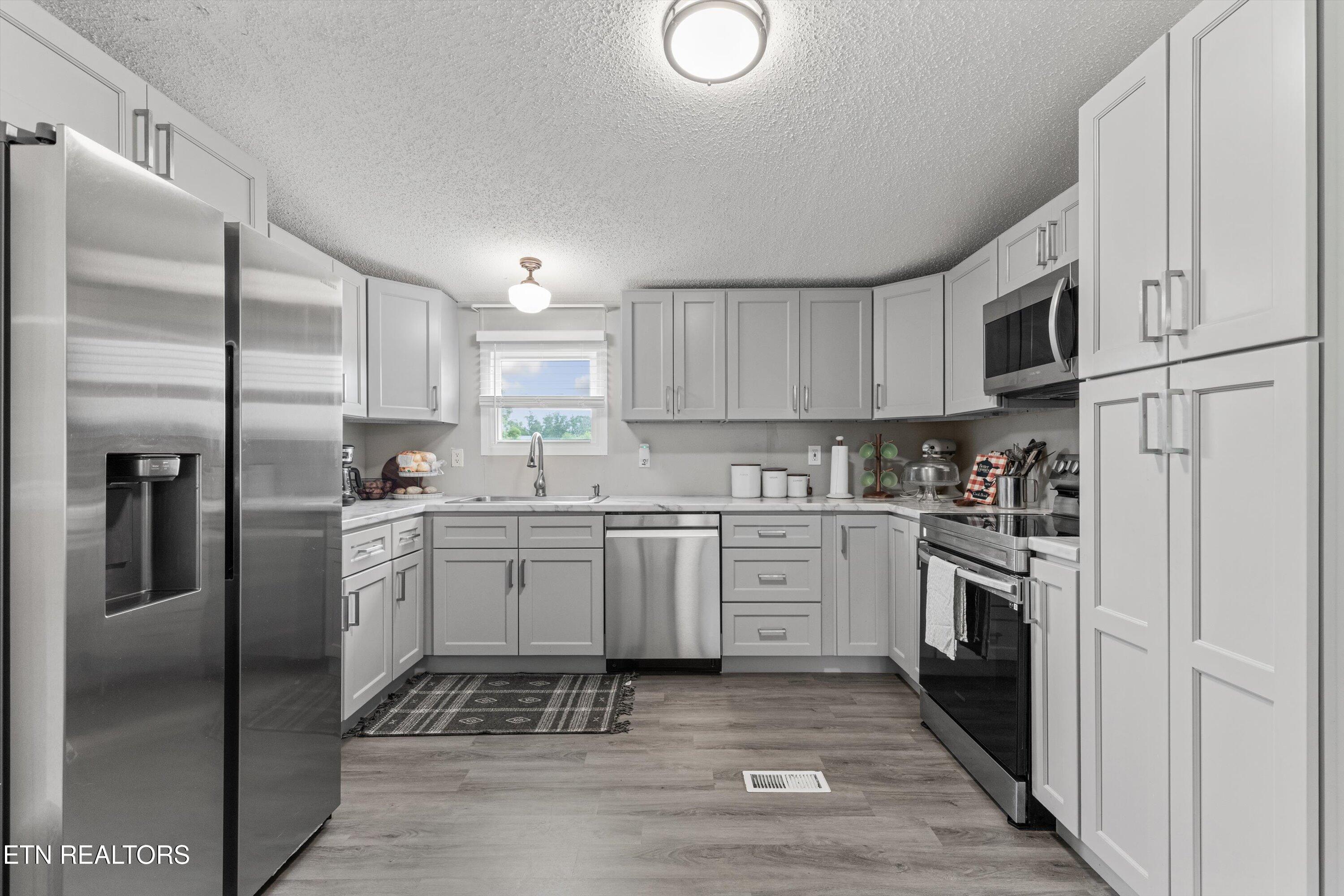 928 Walker Road Maryville, TN 37801 - Photo 7 of 33 Kitchen