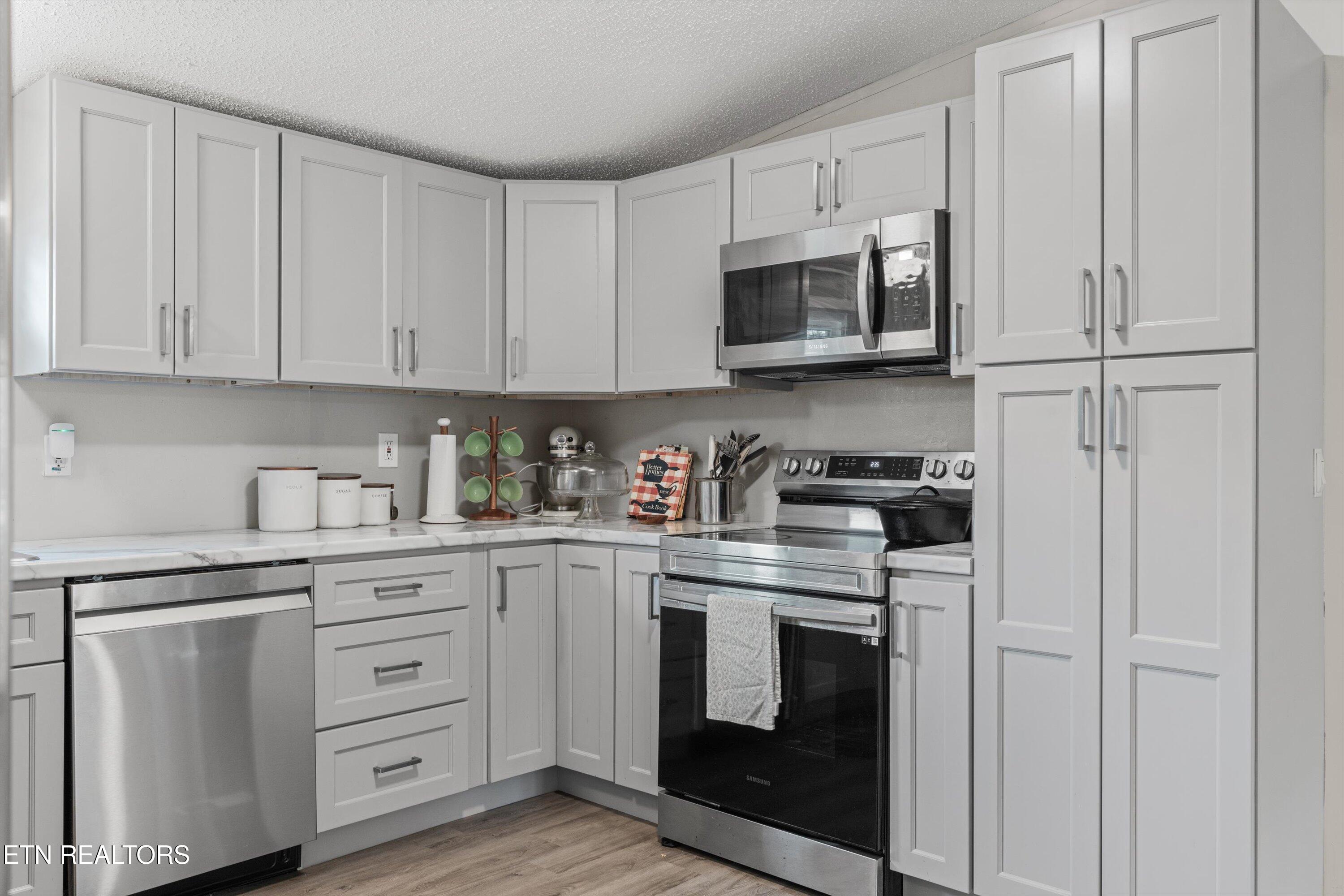 928 Walker Road Maryville, TN 37801 - Photo 9 of 33 Kitchen