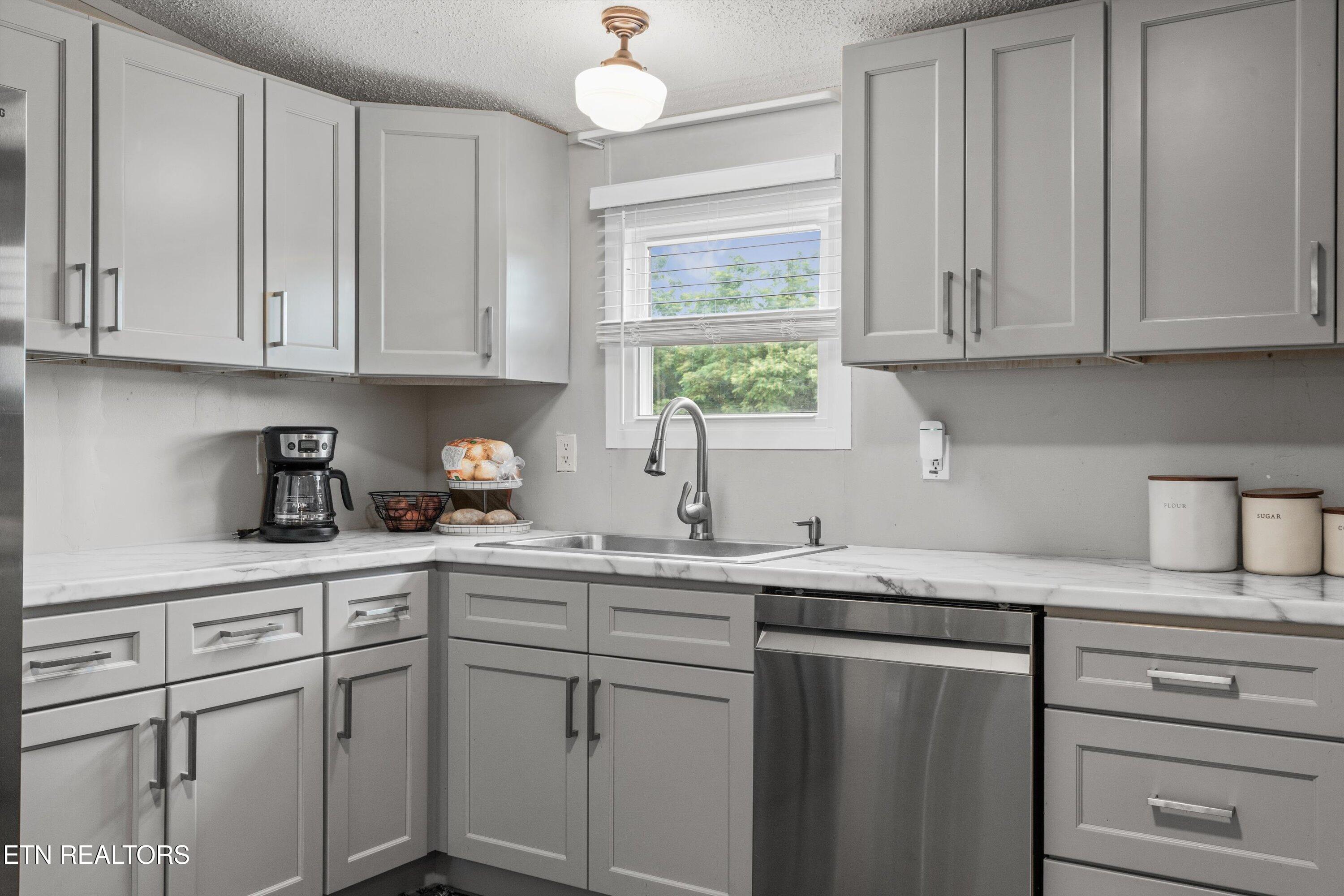 928 Walker Road Maryville, TN 37801 - Photo 10 of 33 Kitchen