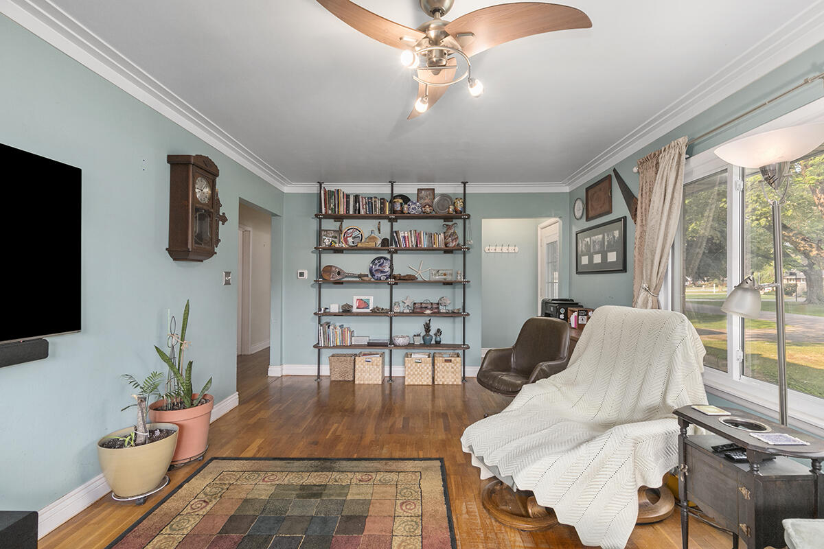 71 Lynden Road Holland, MI 49423 - Photo 4 of 20 IMG_1004