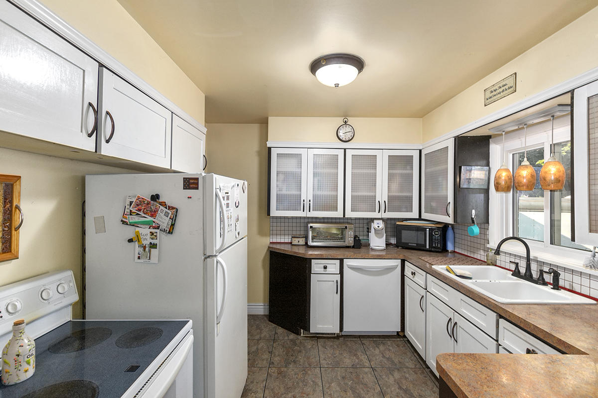 71 Lynden Road Holland, MI 49423 - Photo 5 of 20 IMG_1005