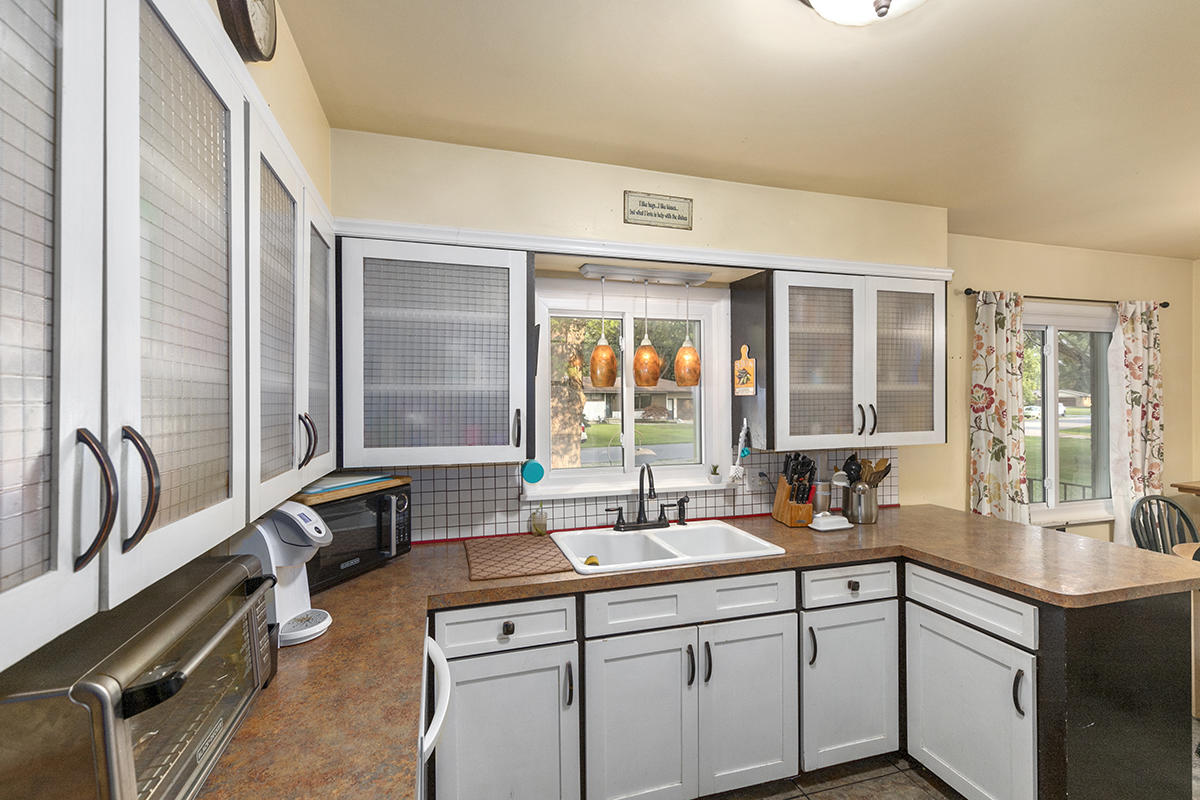 71 Lynden Road Holland, MI 49423 - Photo 6 of 20 IMG_1006