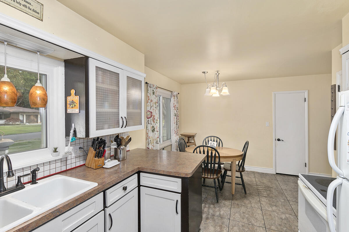 71 Lynden Road Holland, MI 49423 - Photo 7 of 20 IMG_1007