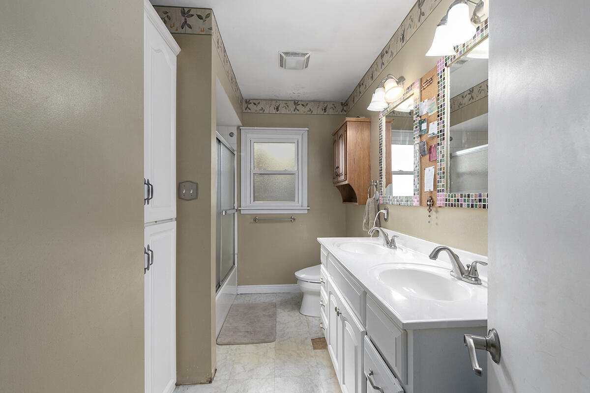 71 Lynden Road Holland, MI 49423 - Photo 9 of 20 IMG_1012