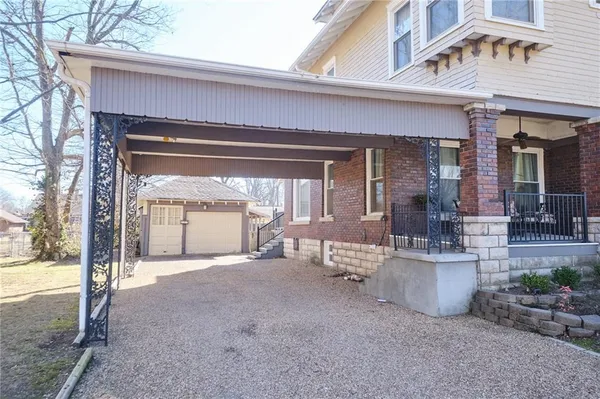 $325,000 | 305 West Jefferson Street, Pittsburg, KS 66762