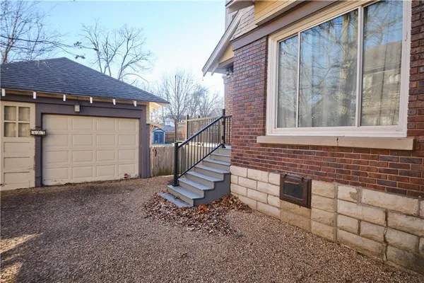 $325,000 | 305 West Jefferson Street, Pittsburg, KS 66762