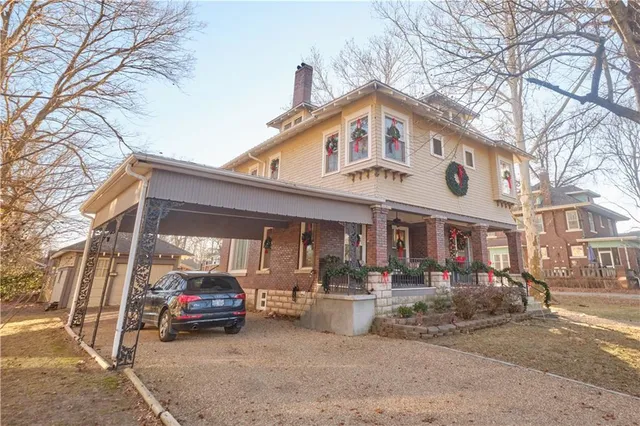 $325,000 | 305 West Jefferson Street, Pittsburg, KS 66762