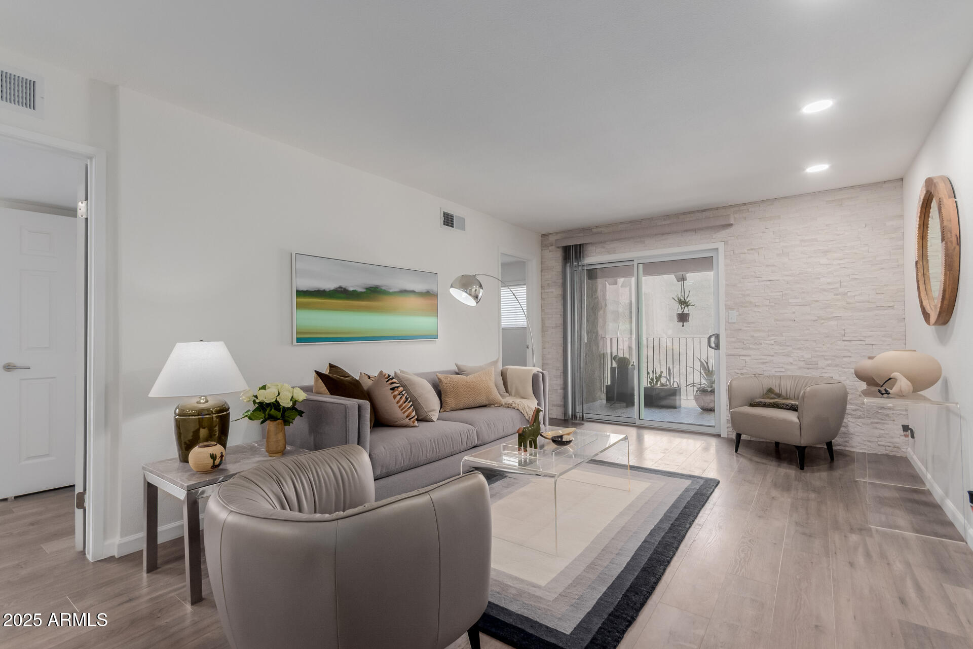 5525 East Thomas Road, Unit M12 Phoenix, AZ 85018 - Photo 10 of 42 Living room