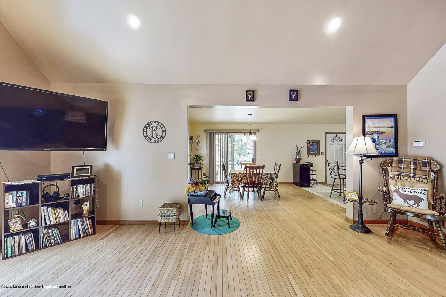 137 Pasadena Road Whiting, NJ 08759 - Photo 4 of 31 121-47148834-1599175975