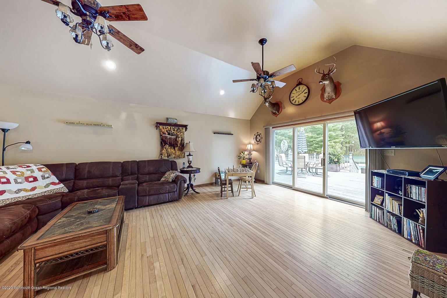 137 Pasadena Road Whiting, NJ 08759 - Photo 5 of 31 121-1226054706-1599175945