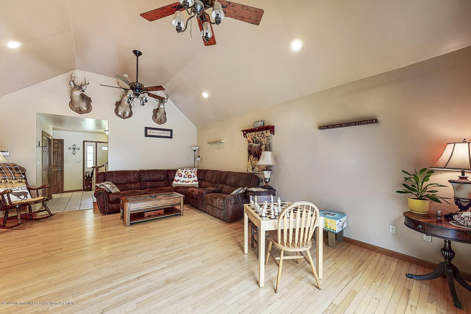 137 Pasadena Road Whiting, NJ 08759 - Photo 6 of 31 121-1982574807-1599175945