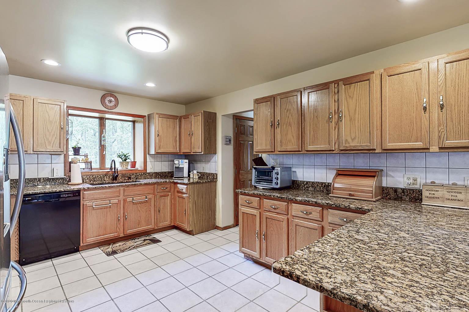 137 Pasadena Road Whiting, NJ 08759 - Photo 8 of 31 121-298115318-1599175945