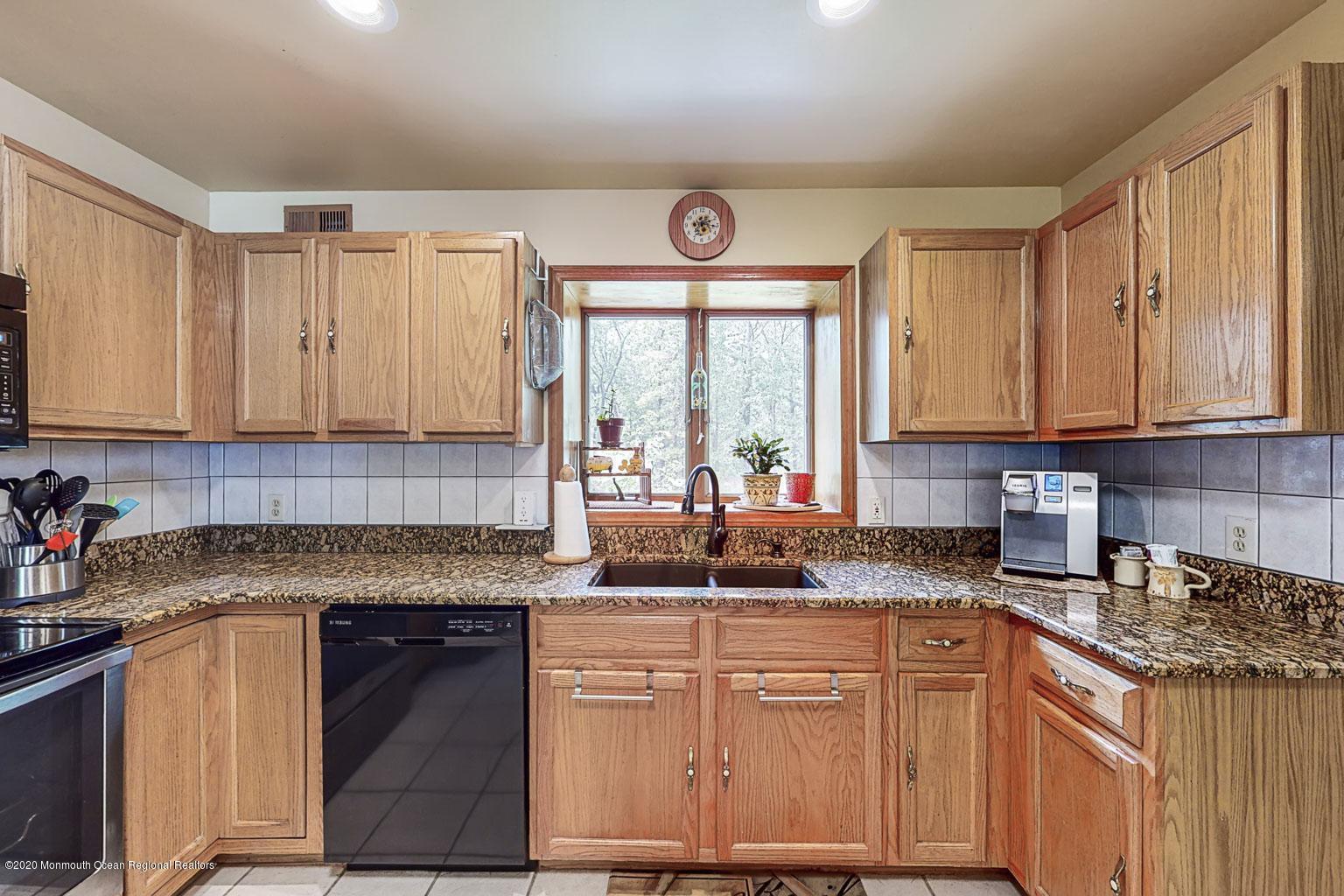 137 Pasadena Road Whiting, NJ 08759 - Photo 9 of 31 121-1384641503-1599175945