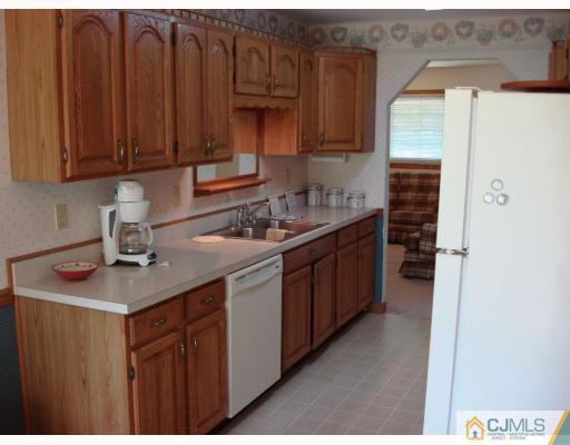 21 Wheeler Road Kendall Park, NJ 08824 - Photo 3 of 10 Gallery Image 3