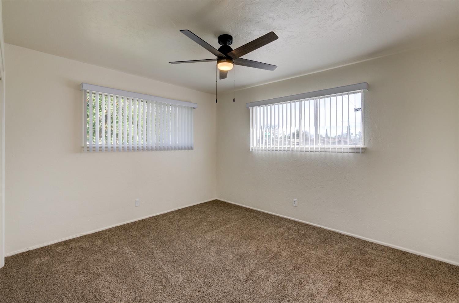3955 North Tollhouse Road Fresno, CA 93726 - Photo 9 of 17 an empty room with ceiling fan and window