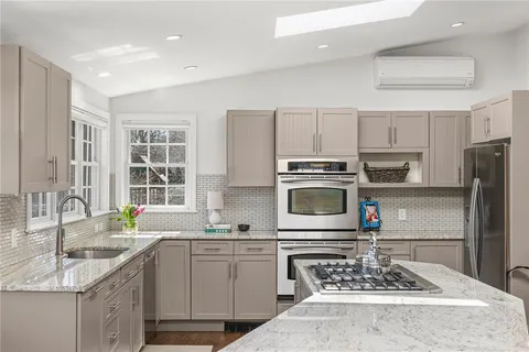 $1,995,000 | 20 Briarfield Road, Barrington, RI 02806