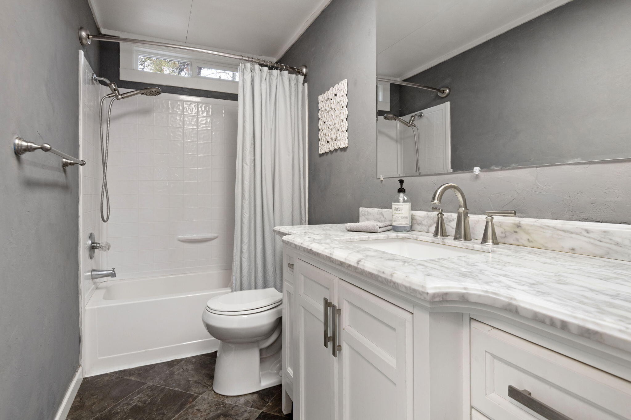 55818 Black Duck Road Bend, OR 97707 - Photo 17 of 24 Guest Bathroom