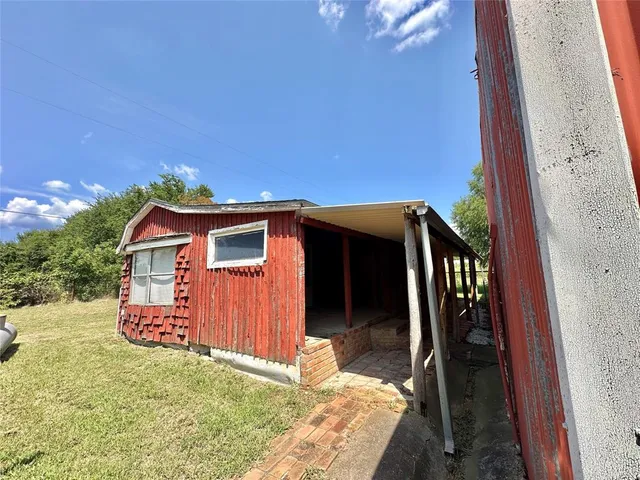 a view of backyard of the house