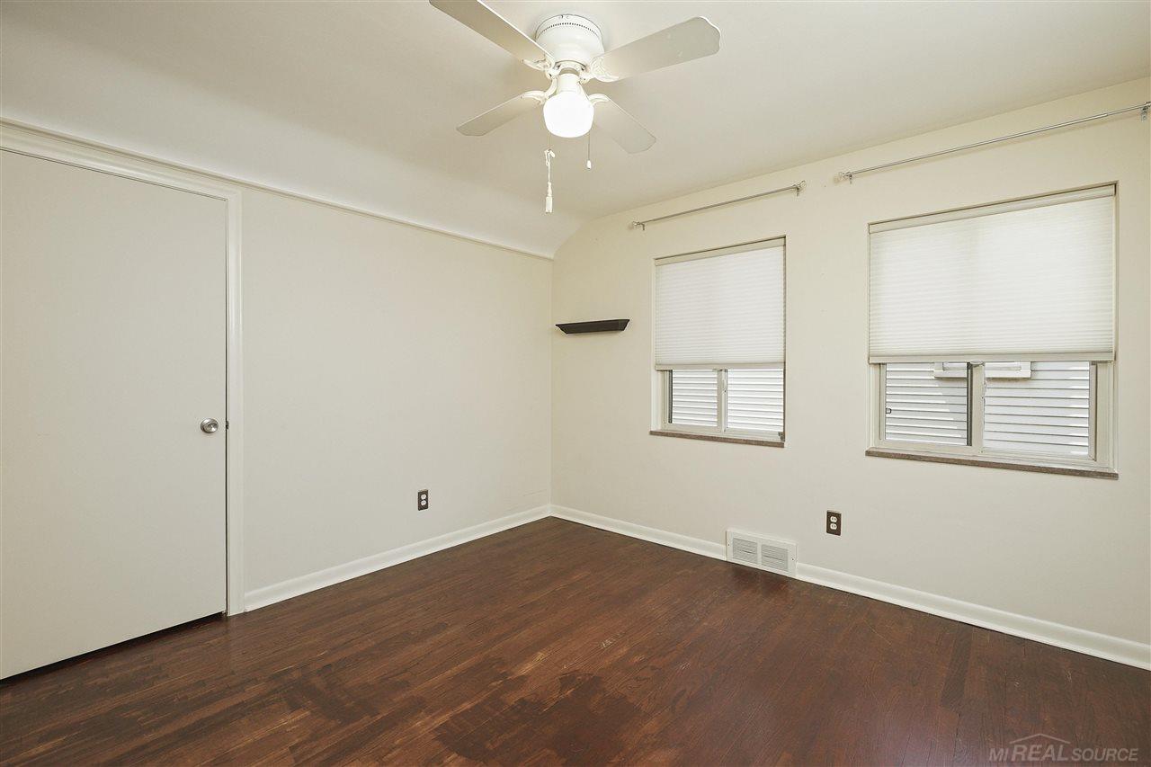 1622 Prestwick Road Grosse Pointe, MI 48236 - Photo 19 of 39 50047451-18.JPG