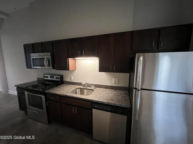 $1,800 | 733 Broadway, Unit 209, Albany, NY 12207