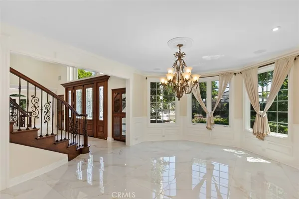a view of an entryway with livingroom