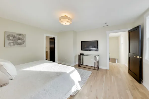 $5,200 | 6730 West Dakin Street, Chicago, IL 60634