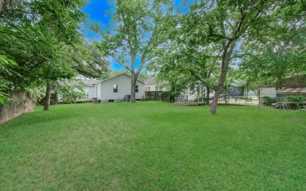 $1,700 | 834 Live Oak Street, Columbus, TX 78934