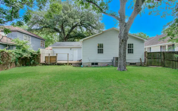 $1,700 | 834 Live Oak Street, Columbus, TX 78934