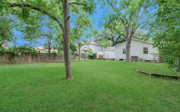 $1,700 | 834 Live Oak Street, Columbus, TX 78934