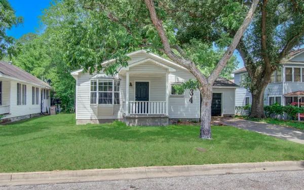 $1,700 | 834 Live Oak Street, Columbus, TX 78934