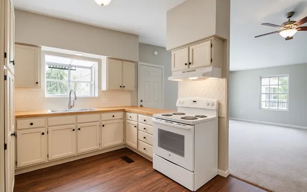 $1,700 | 834 Live Oak Street, Columbus, TX 78934