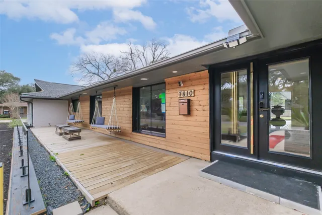 a view of a dinning room with balcony