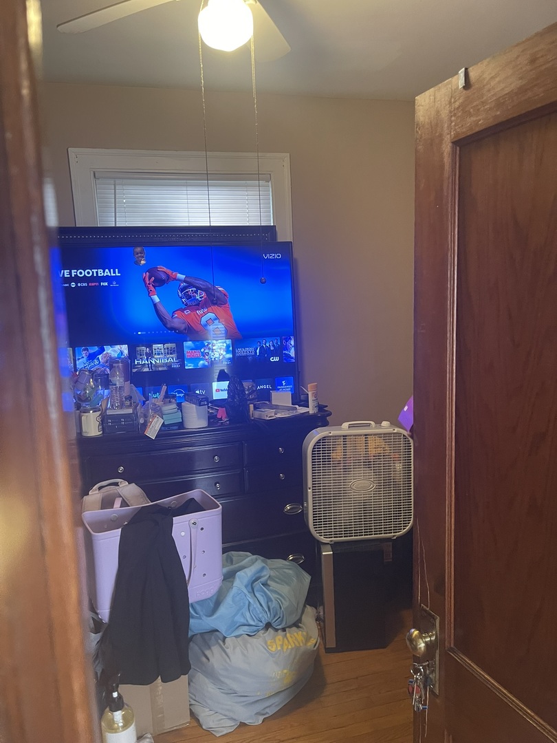 6953 South Artesian Avenue Chicago, IL 60629 - Photo 21 of 23 a room with a table and chairs