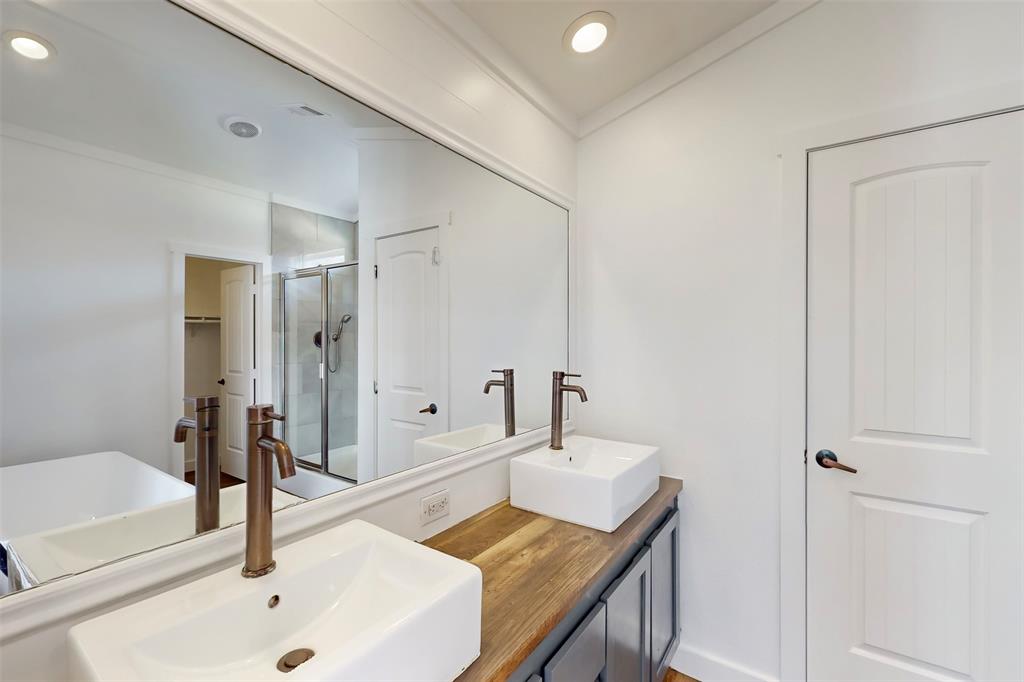 6715 Timberhaven Court Granbury, TX 76049 - Photo 20 of 40 a bathroom with a tub sink and vanity