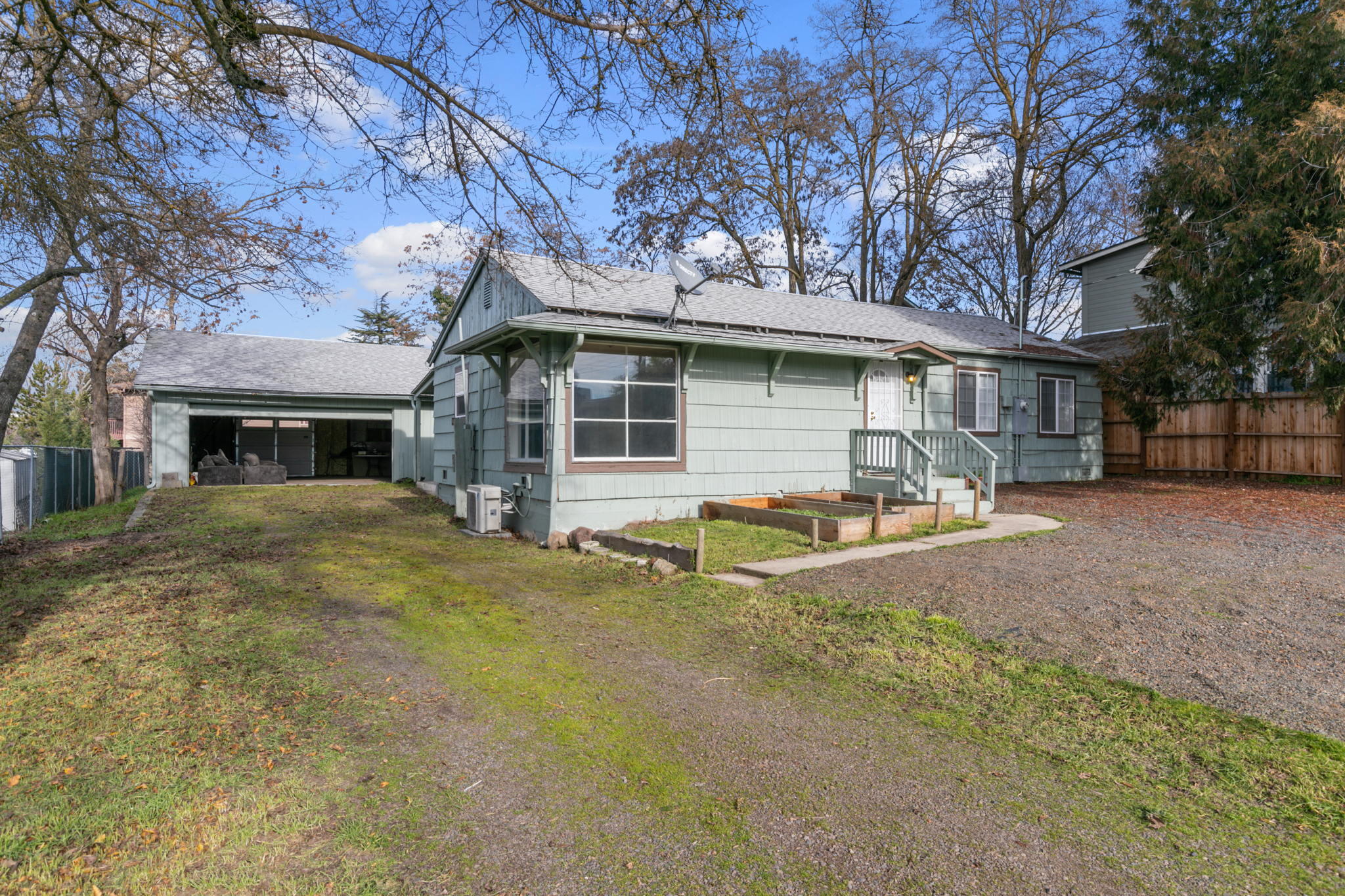 1101 Spring Street Medford, OR 97504 - Photo 3 of 25 2 Car garage