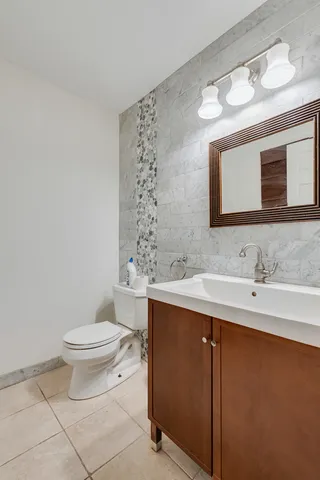 $469,000 | 4000 Huntington Boulevard, Hoffman Estates, IL 60192