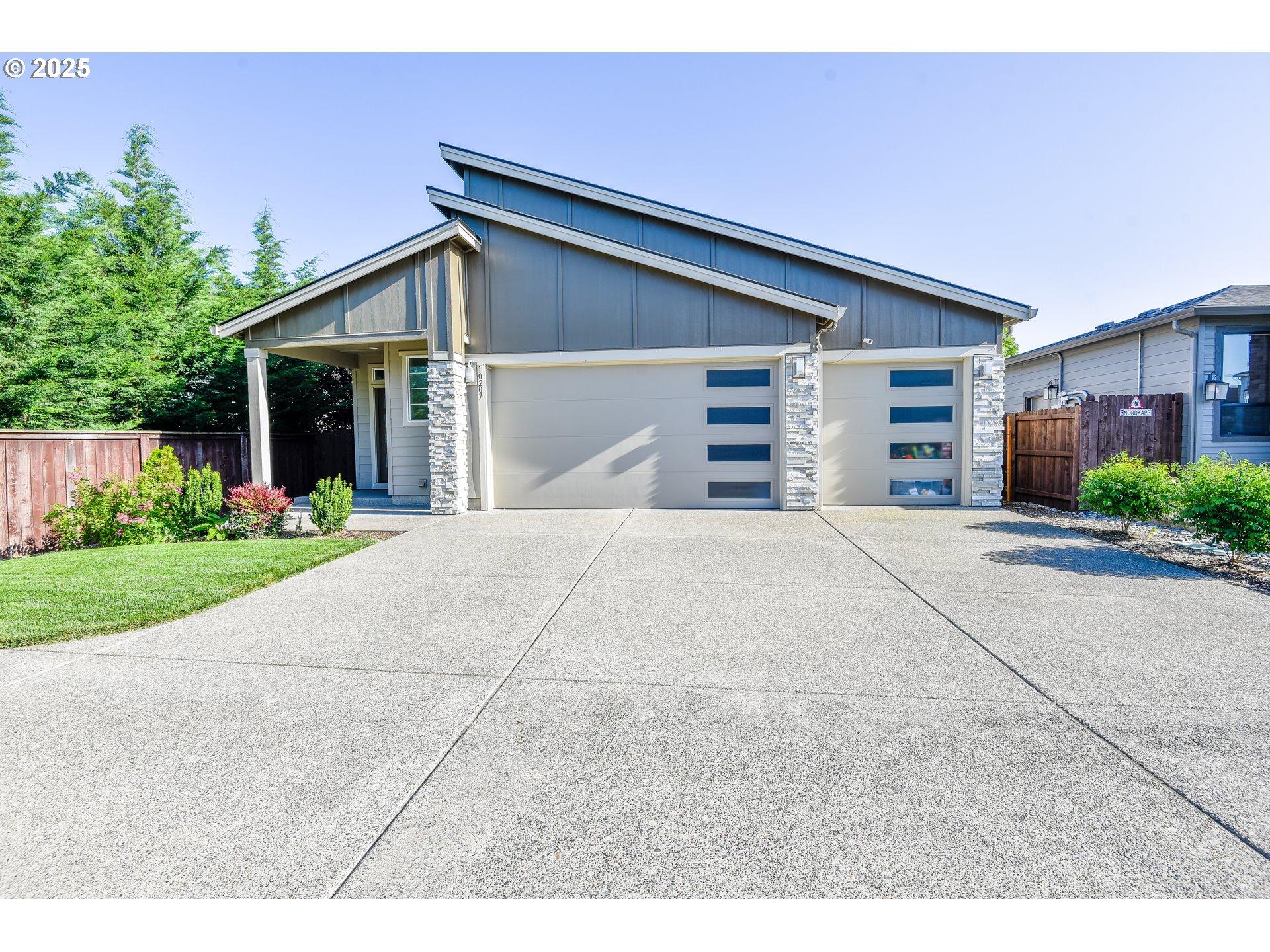 a view of a house with a yard and garage