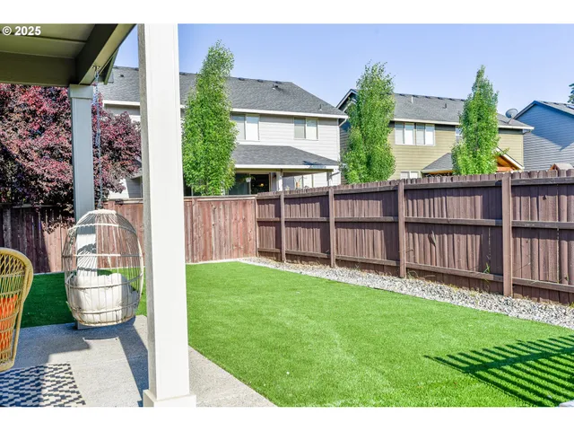 a view of front of a house with a yard