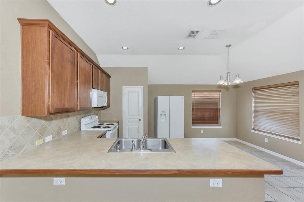 1225 Roping Reins Way Fort Worth, TX 76052 - Photo 8 of 31