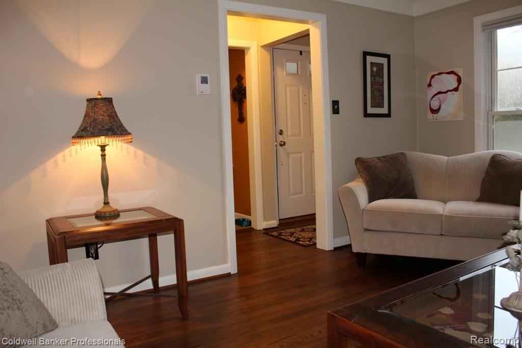 1255 Hampton Road Grosse Pointe, MI 48236 - Photo 10 of 27 8.jpg