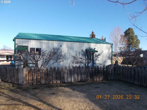 a view of a back yard