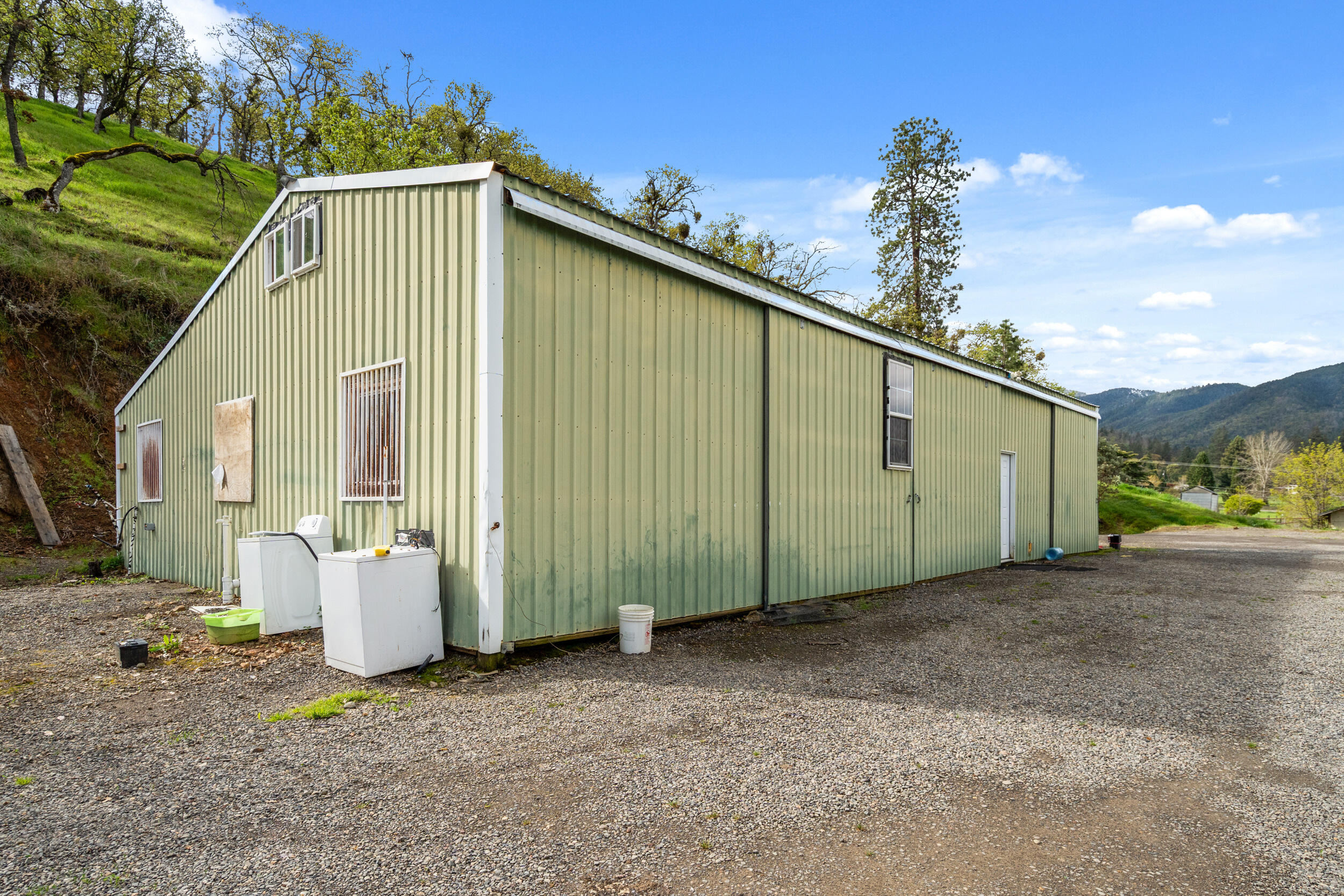 2373 Pioneer Road Talent, OR 97540 - Photo 5 of 28 05