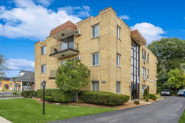 $179,000 | 9821 South Cicero Avenue, Unit 8, Oak Lawn, IL 60453